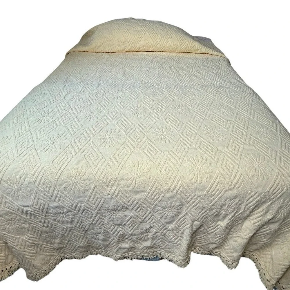 VTG‎ Cotton Matelasse Coverlet Sunburst Flower Fringe Butter Yellow Blanket